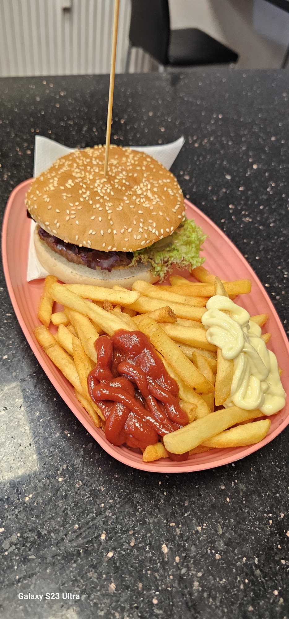 Burger-Menü mit knusprigen Pommes, Ketchup und Mayonnaise
